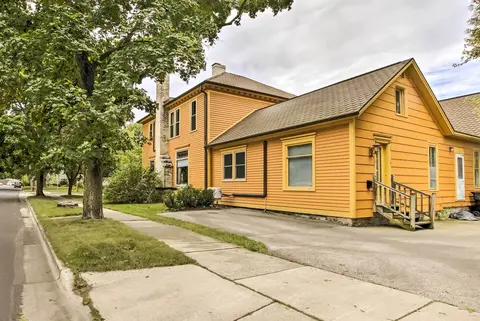 Dog-friendly Home w/ Balcony & Yard in Surgeon Bay