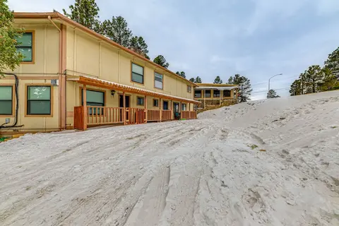 Ruidoso Home w/ Balcony ~ 16 Mi to Ski Apache!