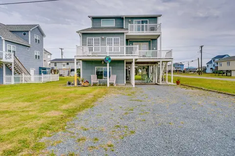 Topsail Beach Vacation Rental: Steps to Shore!