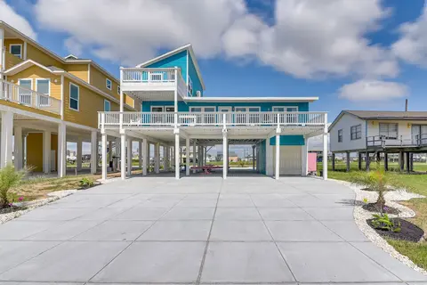 Walk to Shore: Freeport Beach House w/ Grill!