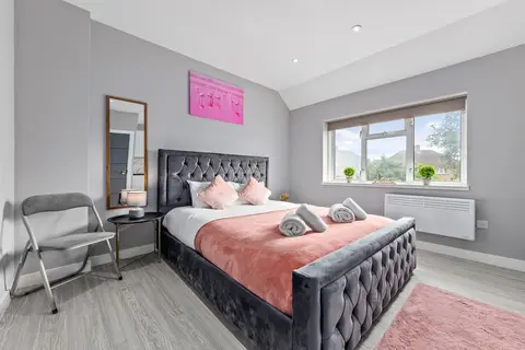 Spacious Ensuite Room Feltham Heathrow London Tw13