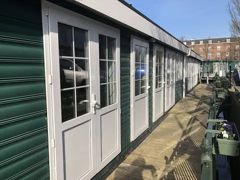 Slapen in eigentijds woonboot hotel