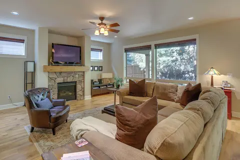 West Bend Gem ~ 1 Mi to Drake Park & Downtown