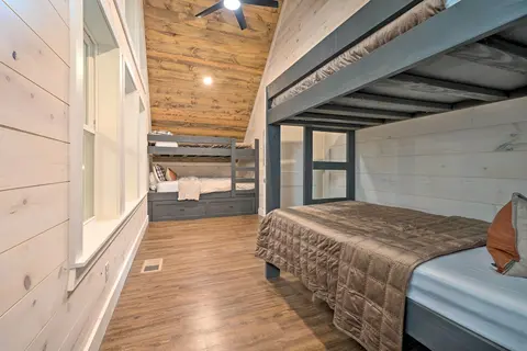 Broken Bow Cabin w/ Private In-law Suite & Hot Tub