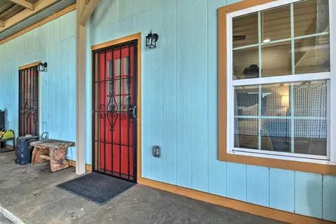 Cheery Raymondville Apt ~ 6 Mi to Delta Lake!