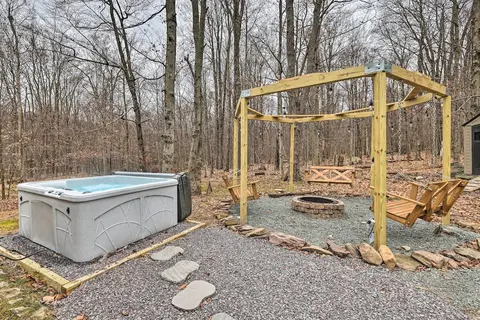Poconos Retreat w/ Hot Tub, Balcony & Pool Access!