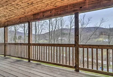 3 Mi to Snowshoe Resort: Cabin w/ Hot Tub