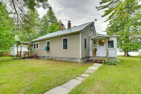 Lakefront Michigan Abode w/ Deck & Fire Pit!