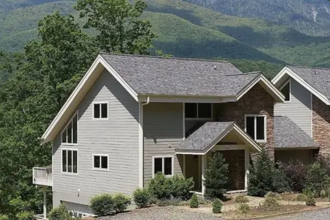 Spectacular 4BR Mountain Home Sleeps 12