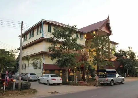 Ruenthai Ayutthaya Resort And Restaurant