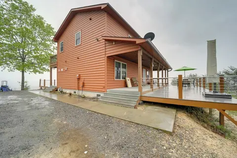 Mtn-view Cabin: Deck & Pets Welcome in Murphy