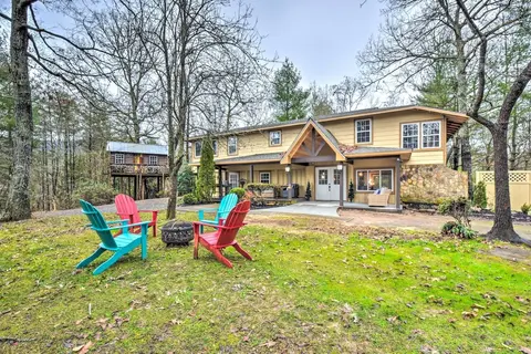 Otto Home w/ Fire Pit, Tree House & Hot Tub!