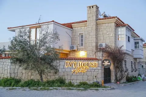 Ivy House Loca