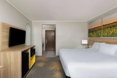 Days Inn & Suites by Wyndham Kansas City South