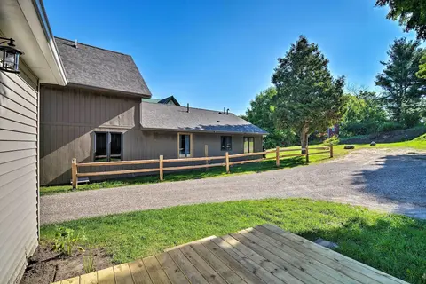 Hike, Ski & Ice Fish! Cozy Bungalow in Cedar