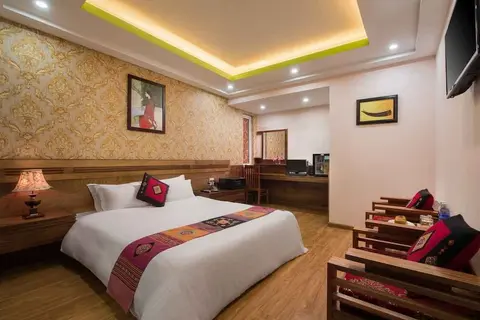 Saparis Station Hostel & Travel