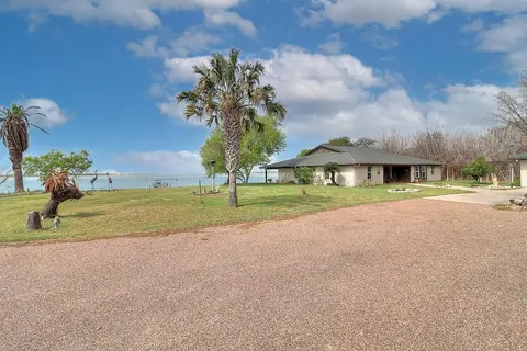 Fishermans Hideout 4 Bedroom Home by RedAwning