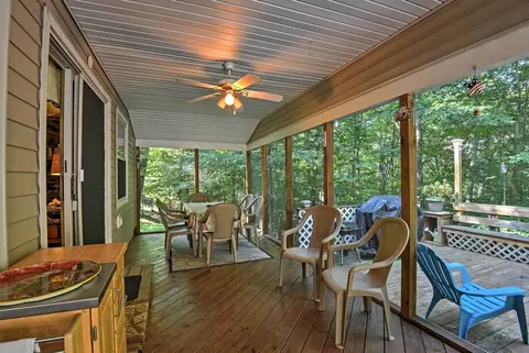 1 Mi to Lake Wallenpaupack: Pocono Mountain Home!