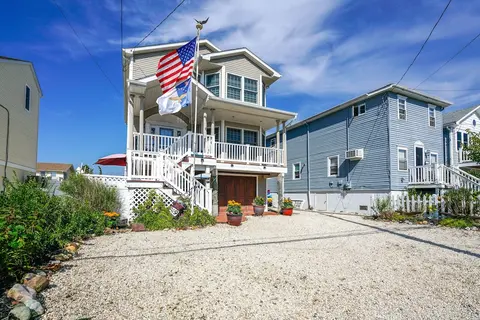 New Jersey Home - Deck, Grill & Walkable to Beach!