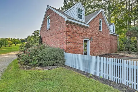 Charming Newnan Carriage House on 95 Acres!