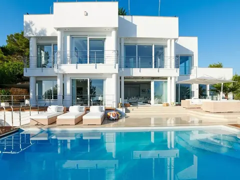 Lavish Villa With Infinity Pool and Views