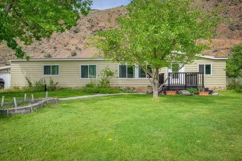 Cozy Salmon Home w/ Mountain Views & River Access