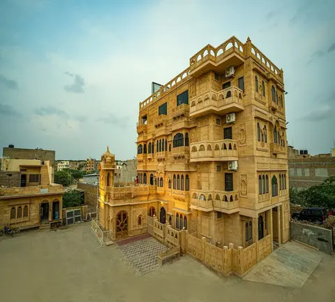 Hotel Golden Rock