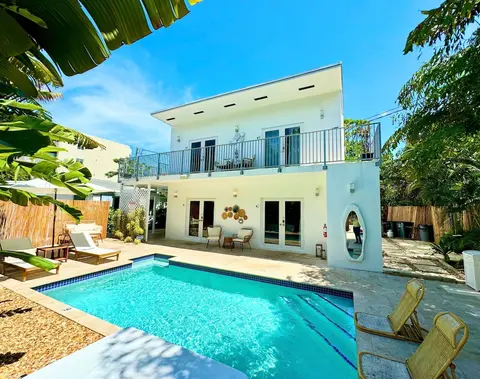 Islands Inn on the Drive - Poolside Paradise Suite - A1