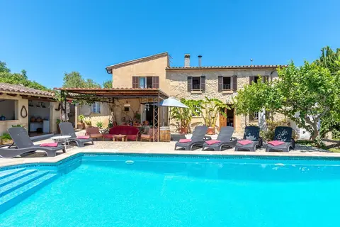 Traditional Charm With Private Pool