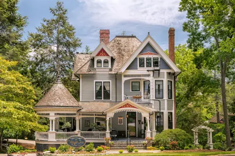 1899 Wright Inn and Carriage House