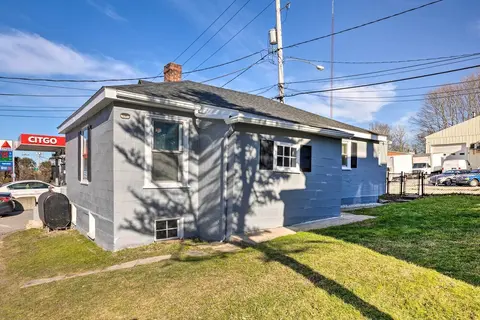 Newport House < 3 Mi to Beaches & Bowens Wharf!