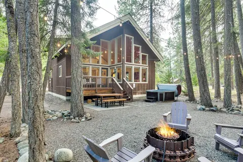 Hot Tub & Game Room: Ronald Retreat 2 Mi to Lake!