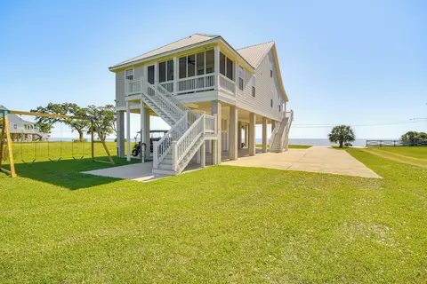 Walk to Beach: Oceanfront Home w/ Outdoor Kitchen