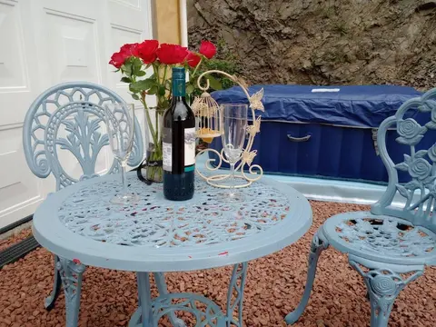 Llandovery - Cottage - Sleeps4 - Parking Secure Lock up for Bikes