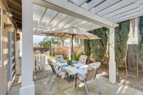 4 Mi to Dtwn Merced: Spacious Home w/ Yard!