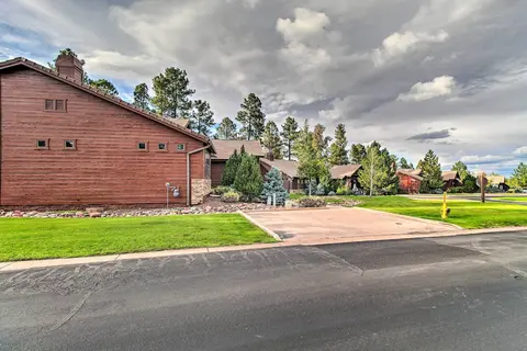 Cozy Show Low Lodge: Hike, Golf & Ski!