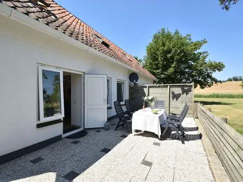 Cozy Holiday Home in Zonnemaire Near Lakebeach