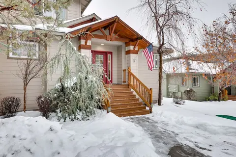 Redmond Townhome on Golf Course w/ Deck!
