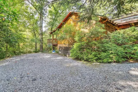 'drifting Feather' Mountain Cabin: Waterfront Deck