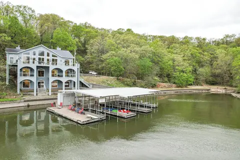 Huge! Sleeps 30-kayaks, Pedal Boat & Paddle Boards