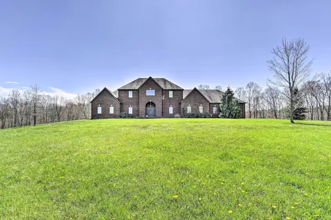 Spacious Mcarthur Home: Private Hot Tub + Pond!