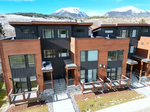 541 Center Circle 3br 3.5ba 3 Bedroom Townhouse by RedAwning