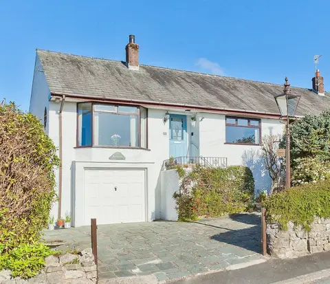 Lothlorien in Grange-over-sands With Bay Views