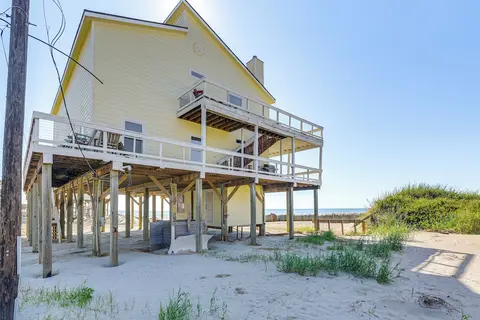Beachfront Home w/ Deck + Views in Freeport!