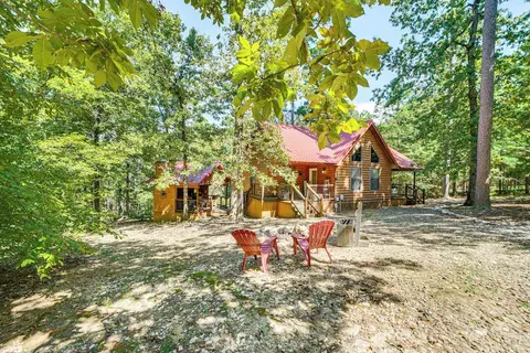 Broken Bow Rental Cabin w/ Hot Tub & Bar