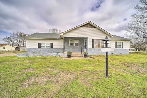 Lake Eufaula Retreat w/ Fire Pit, Near Main St!