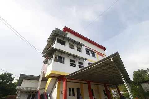 RedDoorz Syariah near BSCC DOME