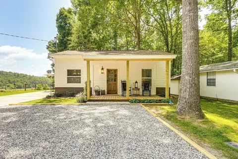 1/2 Mi to Lake Nottely: Blairsville Home w/ Patio!