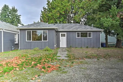 Bright Seattle Cottage w/ Private Backyard Access!