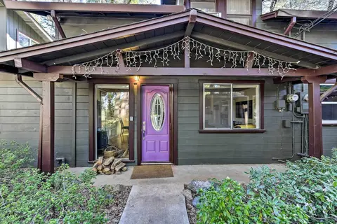Peaceful Cottage w/ Grill & Yard in Grass Valley!